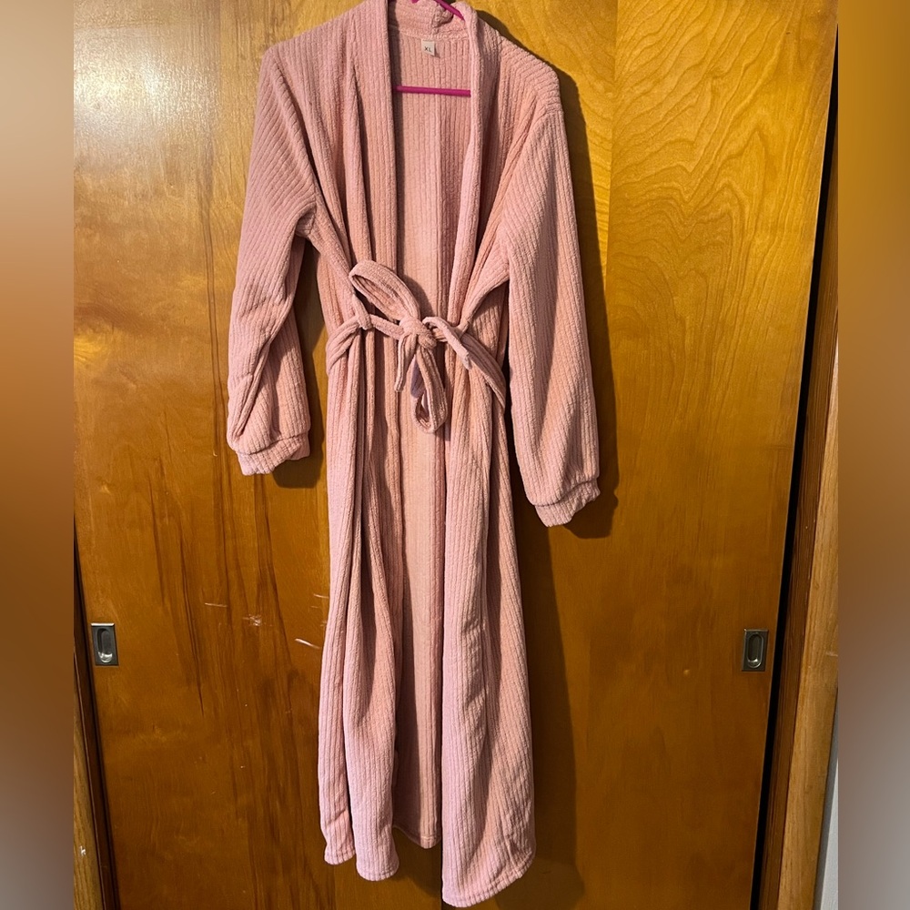 🌸 woman’s pink robe🌸